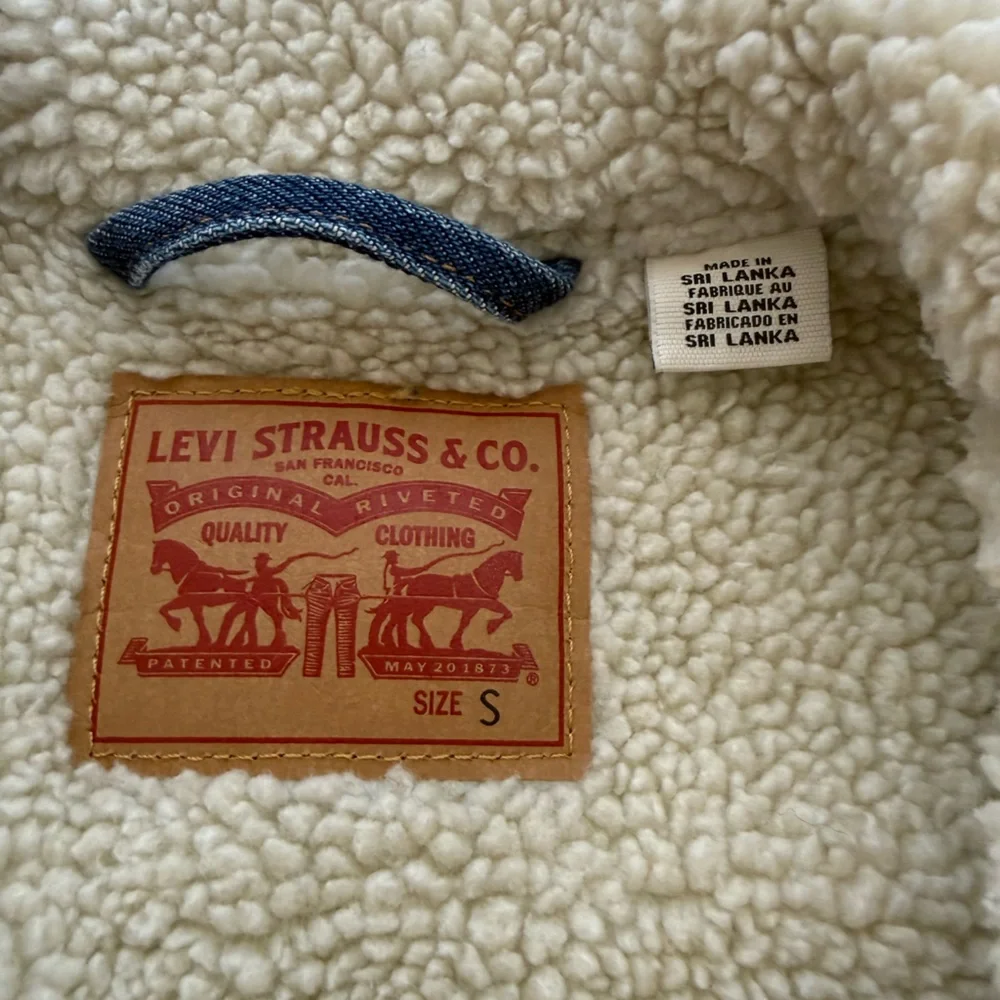 Levi Strauss Classic Blue Denim Jacket with Cream Sherpa Lining Size Small - Picture 3 of 6